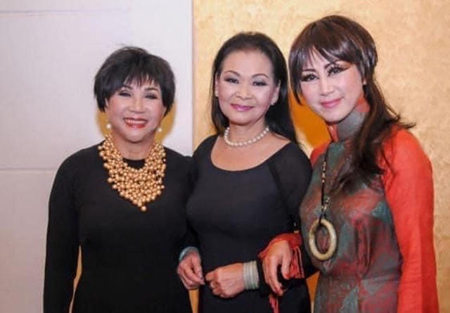 Ca sĩ Quang Thành chia ảnh hình ảnh (từ trái qua) Lệ Thu - Khánh Ly - Lê Uyên (Phương).