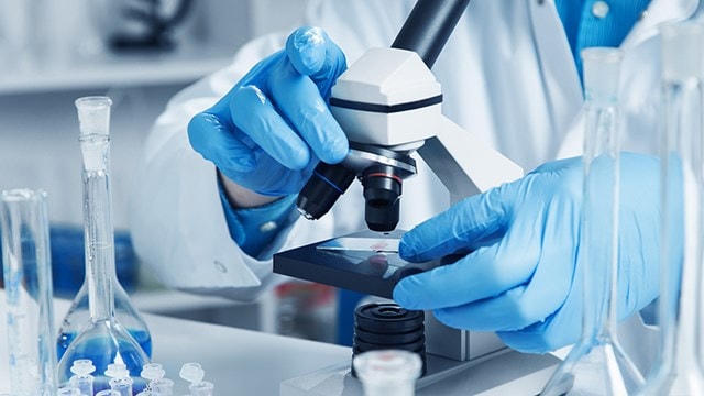 CDC Hải Dương đã lấy mẫu xét nghiệm gửi Viện vệ sinh Dịch tễ Trung ương làm xét nghiệm khẳng định đối với 2 trường hợp nghi nhiễm Covid-19 trên địa bàn tỉnh. Ảnh minh họa.