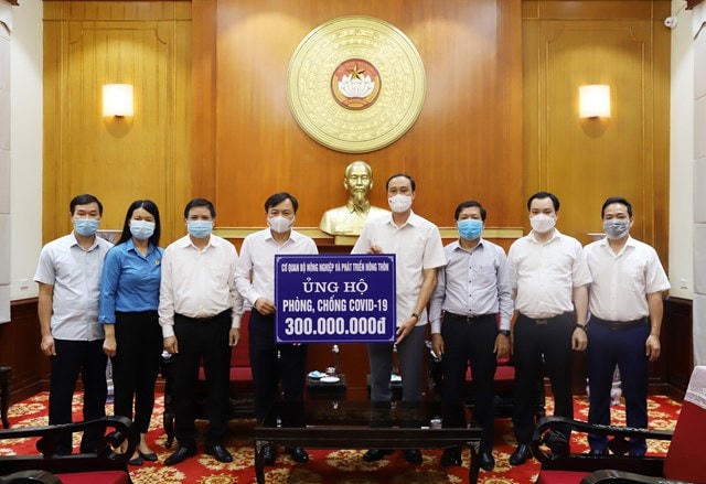 Phó Chủ tịch Phùng Khánh Tài tiếp nhận ủng hộ từ Bộ Nông nghiệp và Phát triển Nông thôn.