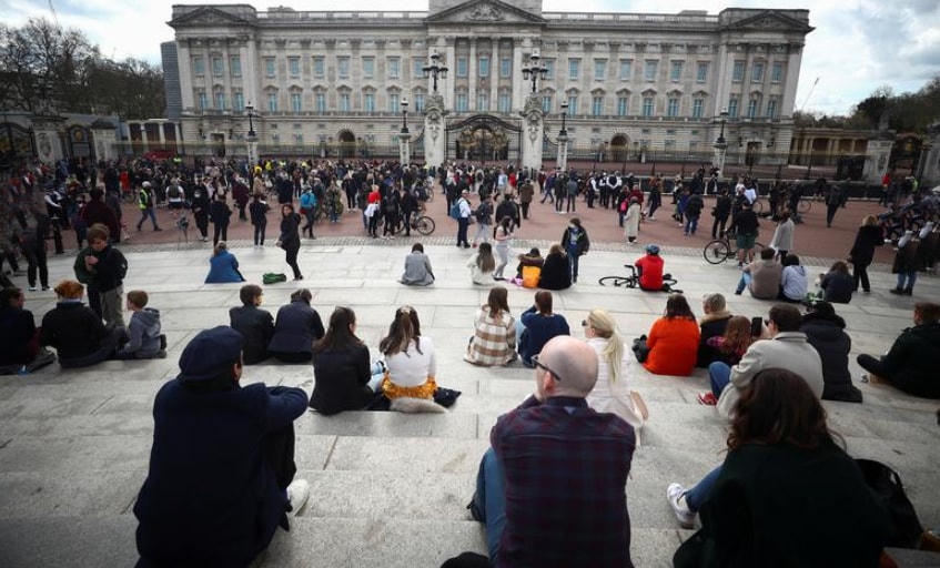 Mọi người tập trung bên ngoài Cung điện Buckingham sau khi hay tin về sự ra đi của Hoàng thân Philip.