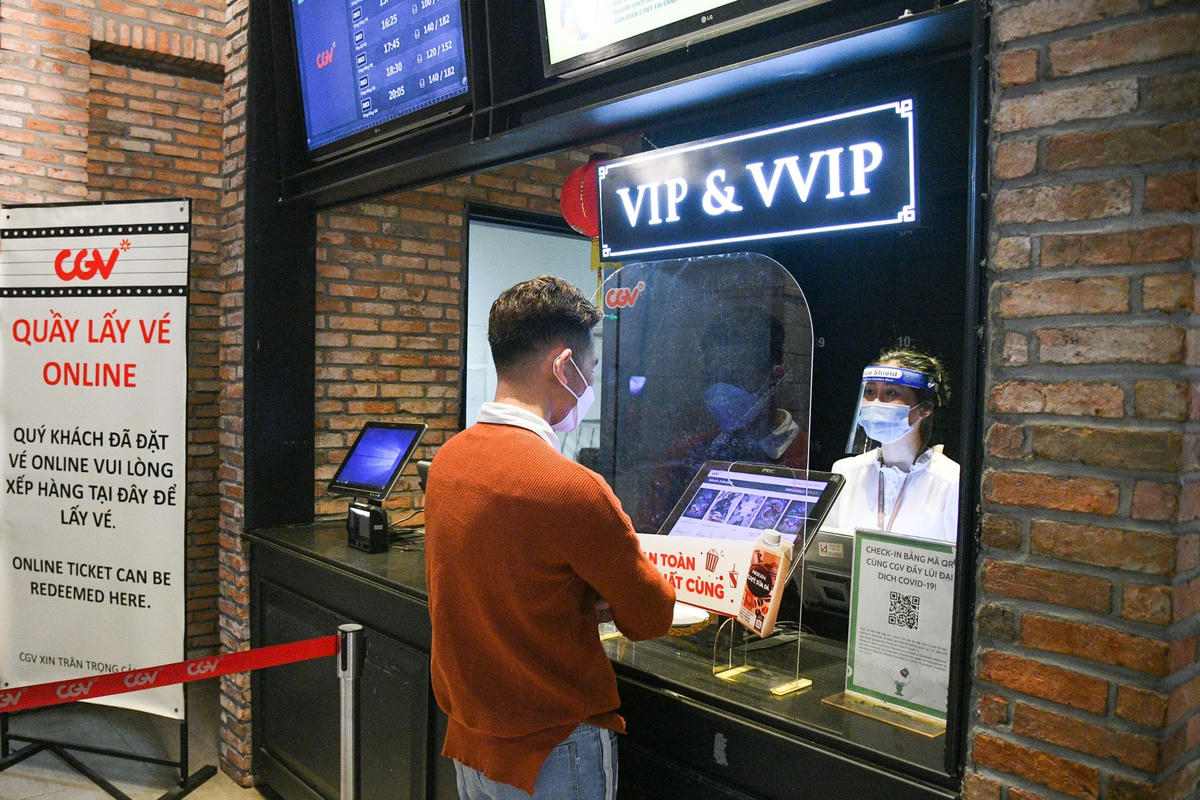 Vé xem phim được bán theo hình thức online và trực tiếp.