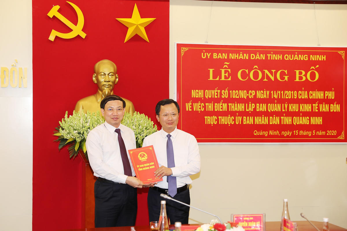 Ông Nguyễn Xuân Ký, Bí thư Tỉnh ủy, Chủ tịch HĐND tỉnh Quảng Ninh trao quyết định cho ông Cao Tường Huy, Phó Chủ tịch UBND tỉnh, Trưởng Ban Quản lý KKT Vân Đồn. Ảnh: Tháng 5/2020.