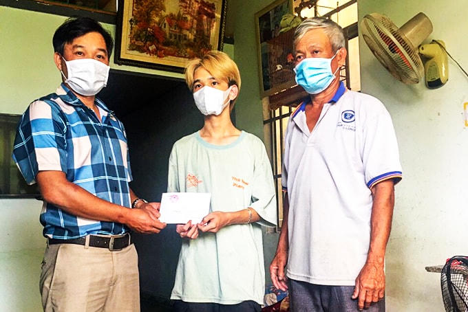 Ông Triệu Quốc Tuấn, Chủ tịch Uỷ ban MT xã Diên An, huyện Diên Khánh, trao hô trợ cho gia đình bà Phan Thị Thúy Lê.