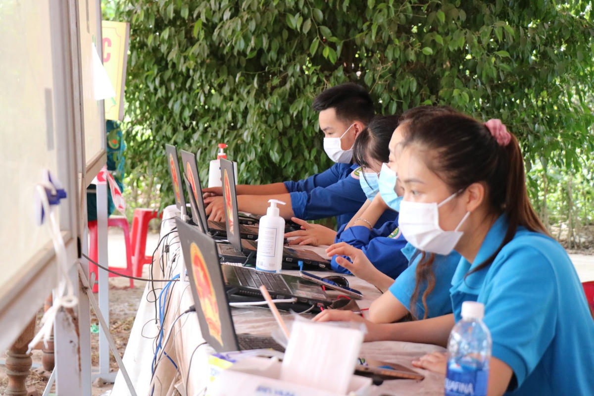 Lực lượng thanh niên tình nguyện tham gia làm nhiệm vụ tại chốt kiểm soát y tế số 2 đóng trên địa bàn huyện Phong Điền.