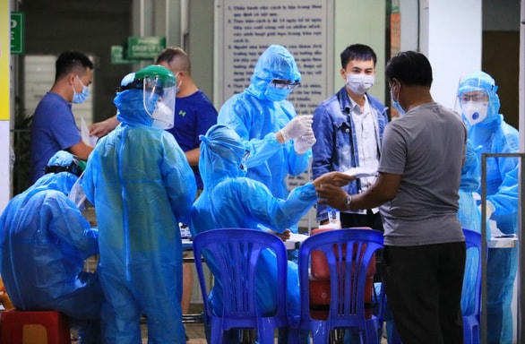 Lấy mẫu xét nghiệm COVID-19 đối với những người có nguy cơ cao trong cộng đồng - Ảnh: NHẬT THỊNH