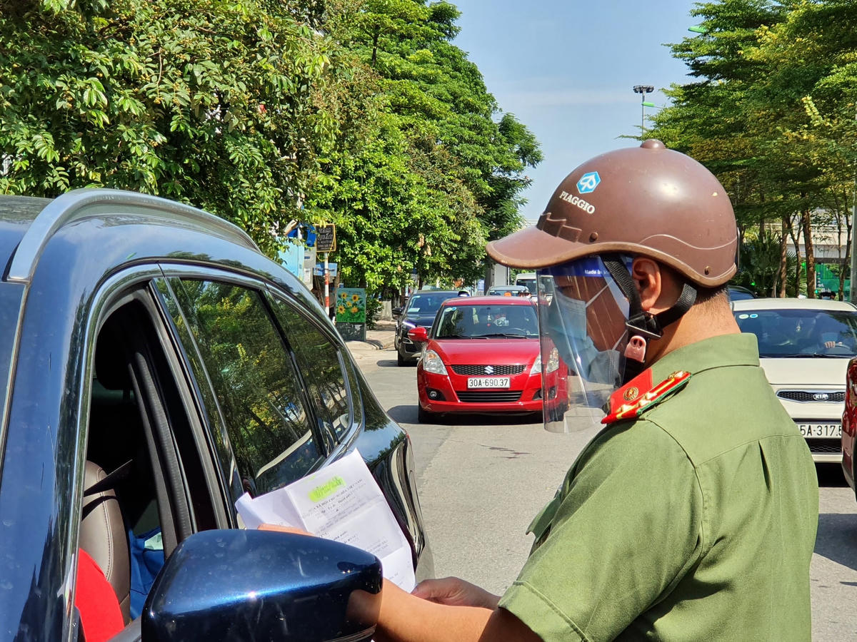 Theo đó, các phương tiện di chuyển hướng vào trung tâm thành phố phải có giấy tờ cho phép của cơ quan, công ty hoặc nơi làm việc.