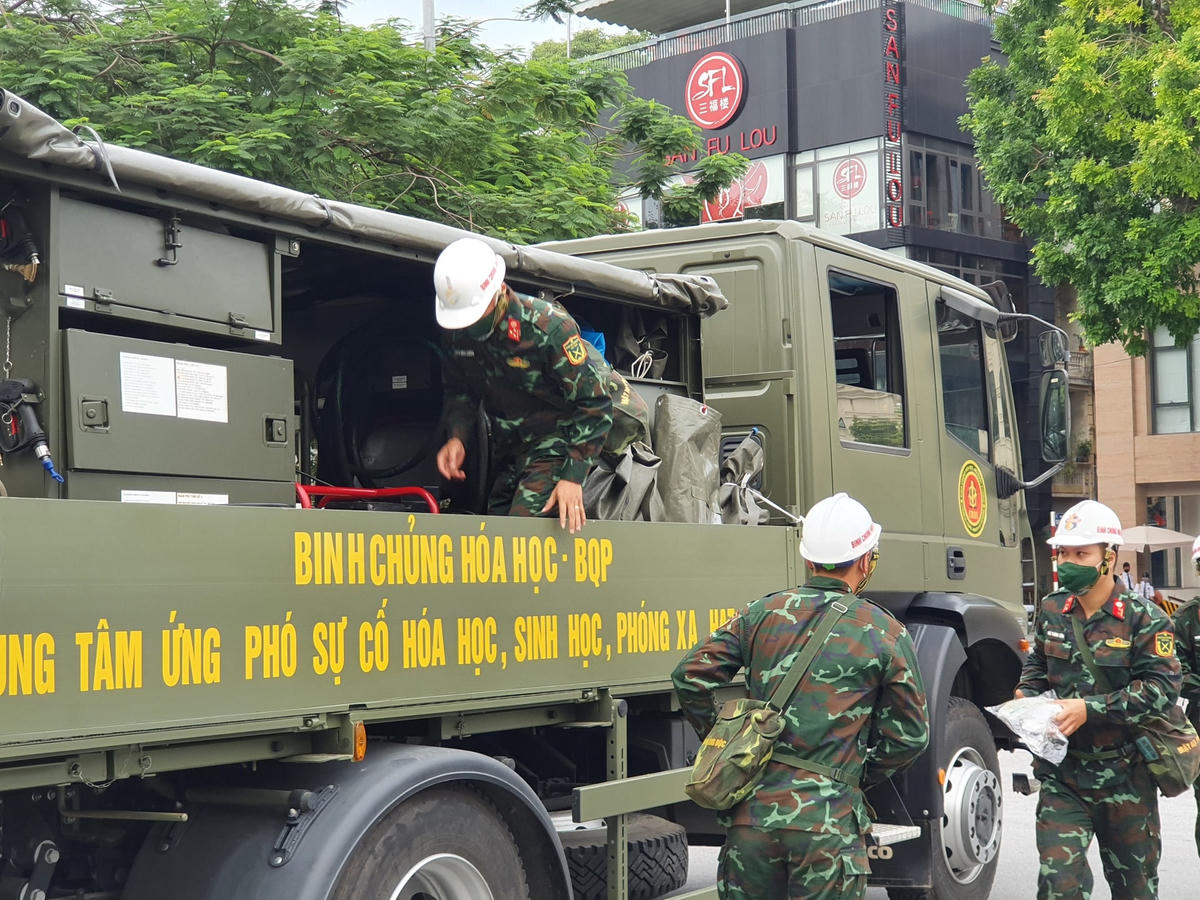 Cụ thể, tổ chức phun khử khuẩn trên địa bàn 10 phường phố cổ, 2 phường ngoài đê, tuyến phố Lý Thường Kiệt, Hai Bà Trưng, Trần Hưng Đạo và xung quanh Hồ Hoàn Kiếm.