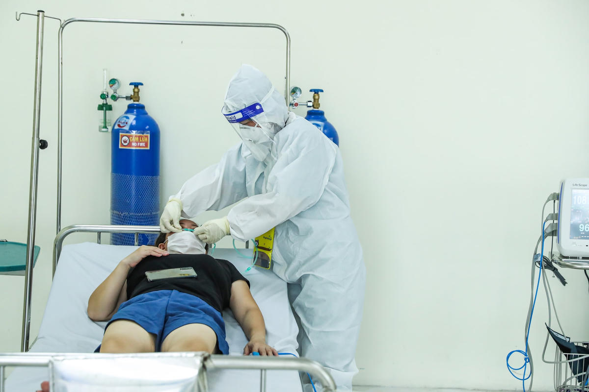 Bác sĩ chăm sóc bệnh nhân có dấu hiệu khó thở.