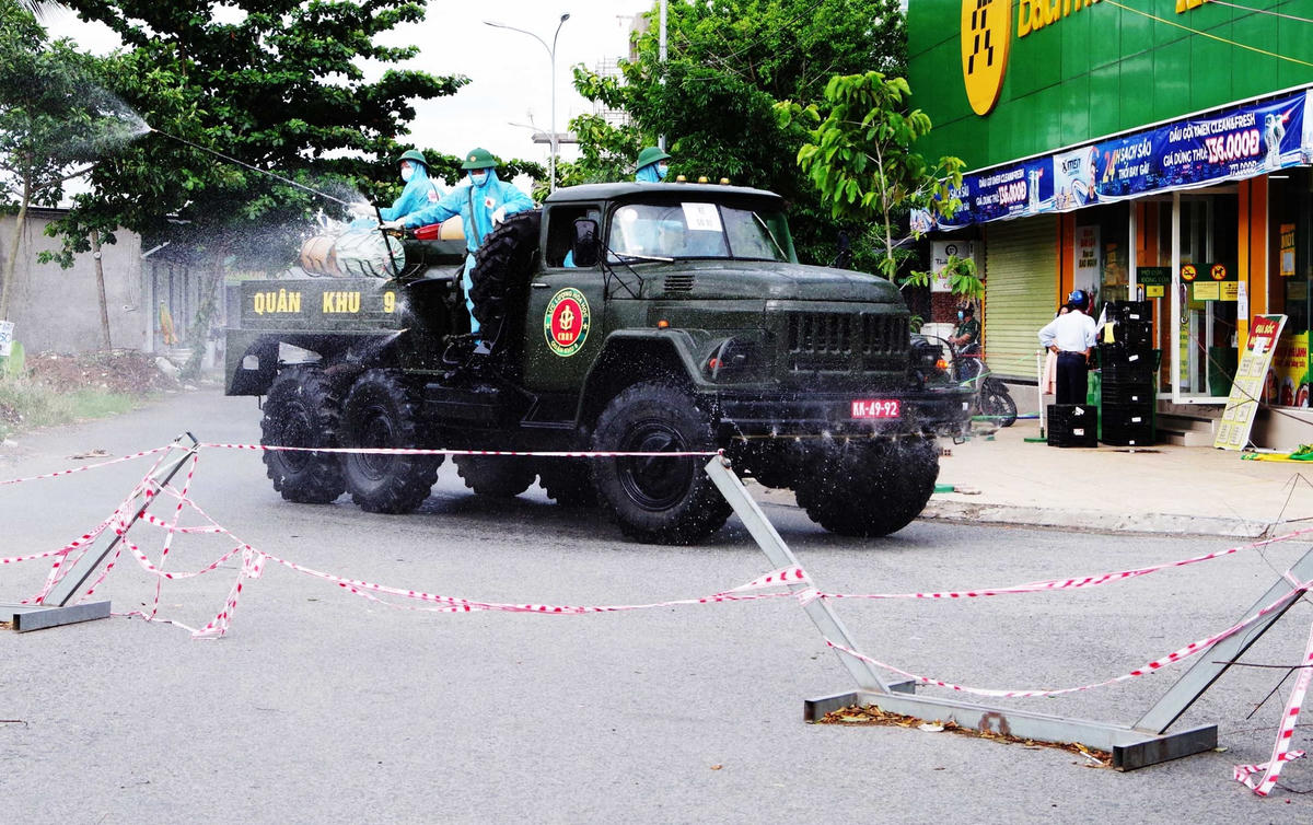 Tiến hành phun khử khuẩn ở các điểm cách ly.