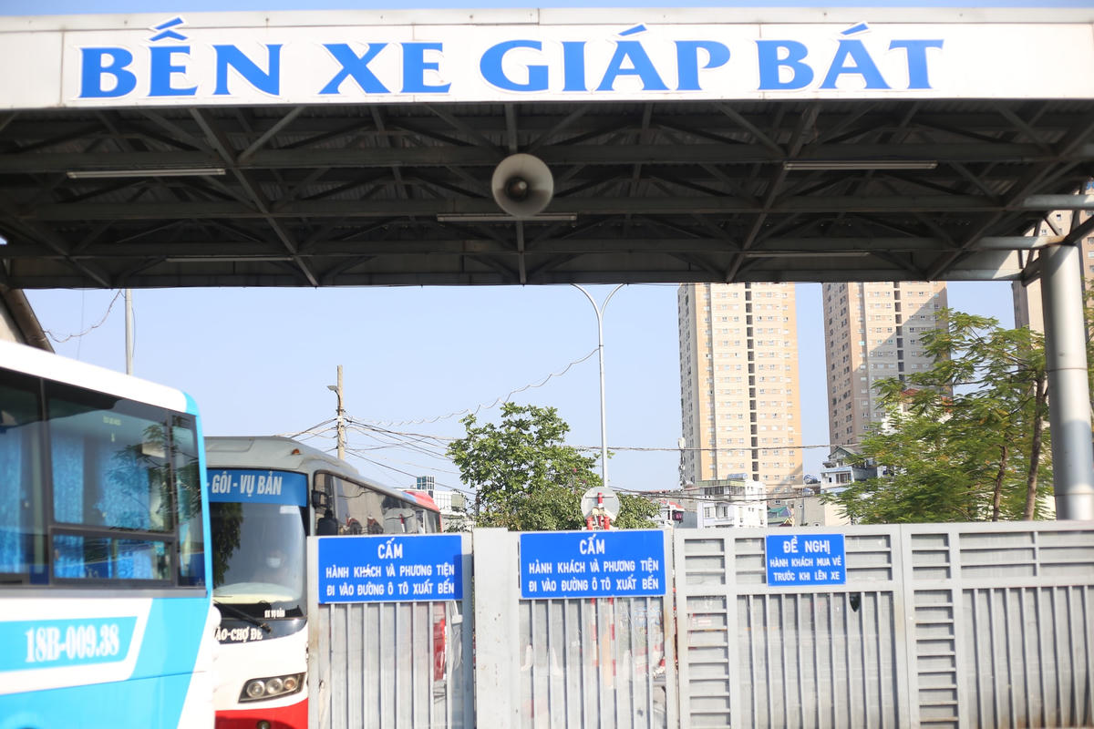 Thông tin với báo chí ông Nguyễn Tất Thành, Giám đốc Bến xe Giáp Bát cho biết, hiện ở bến đã có các nhà xe Nam Định, Ninh Bình, Lạng Sơn, Quảng Ninh... hoạt động. Tuy nhiên, số lượng hành khách rất vắng, chỉ 400 - 500 hành khách/ ngày.