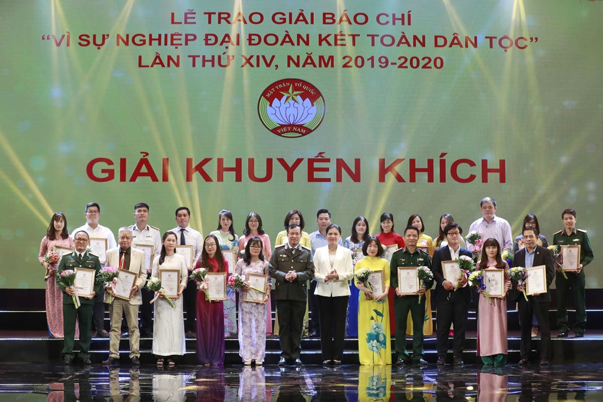Thiếu tướng Lê Tấn Tới, Thứ trưởng Bộ Công an và Chủ tịch Hội Liên hiệp Phụ nữ Việt Nam Hà Thị Nga trao giải cho các tác giả, nhóm tác giả đoạt Khuyến khích giải báo chí “Vì sự nghiệp đại đoàn kết toàn dân tộc” lần thứ XIV.