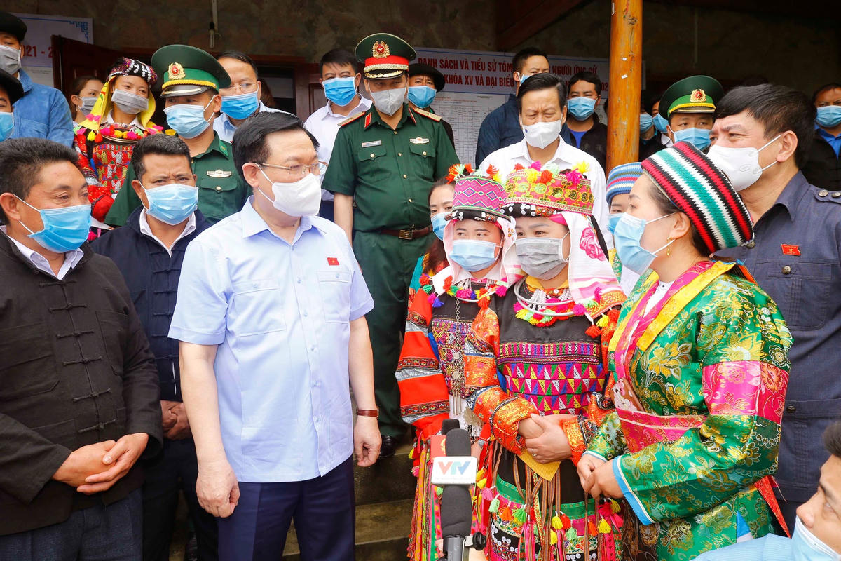Chủ tịch Quốc hội Vương Đình Huệ trao đổi với bà con tại một khu vực bỏ phiếu