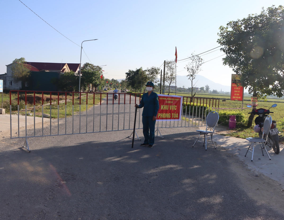 Một chốt phong tỏa tại Cẩm Xuyên.