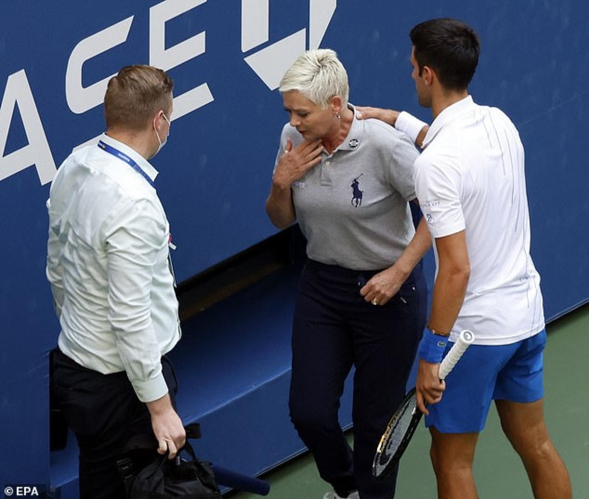 Đánh bóng trúng cổ trọng tài dây, Djokovic bị truất quyền thi đấu ởUS Open (Ảnh: EPA).  