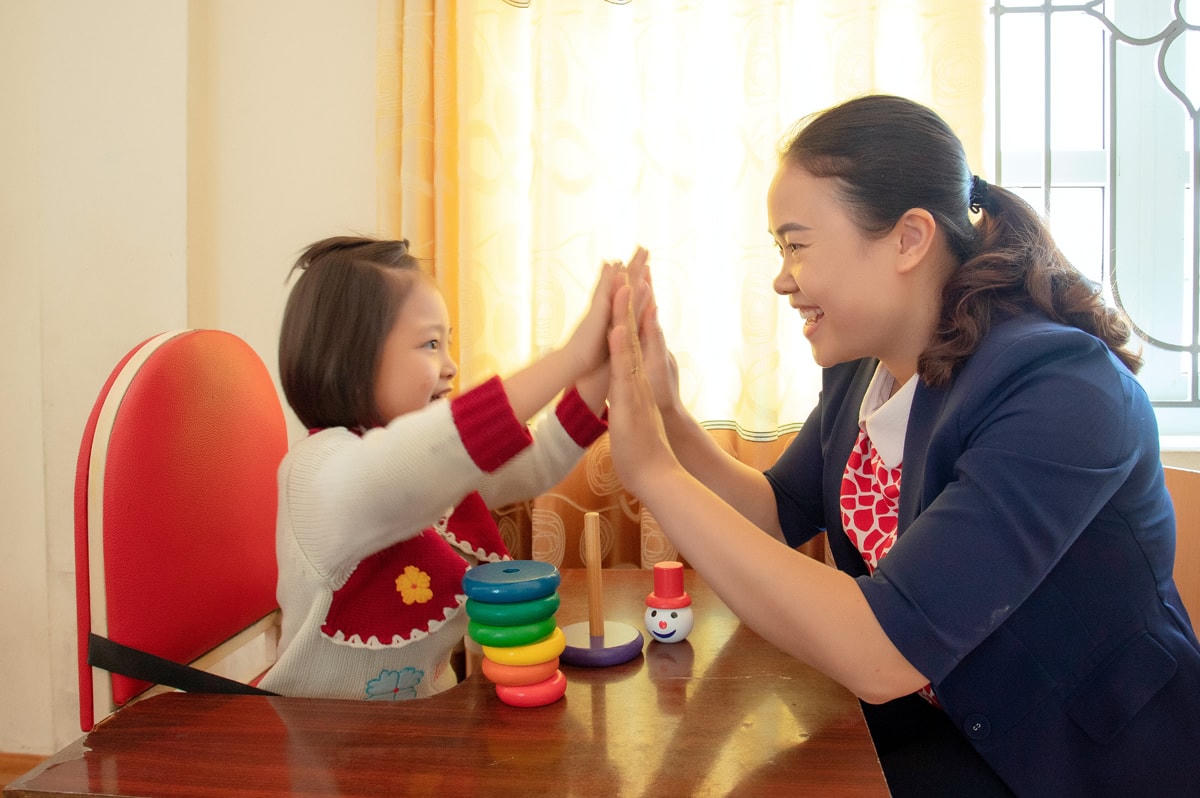 Cô Thúy luôn quan tâm, theo sát và động viên học sinh của mình.  