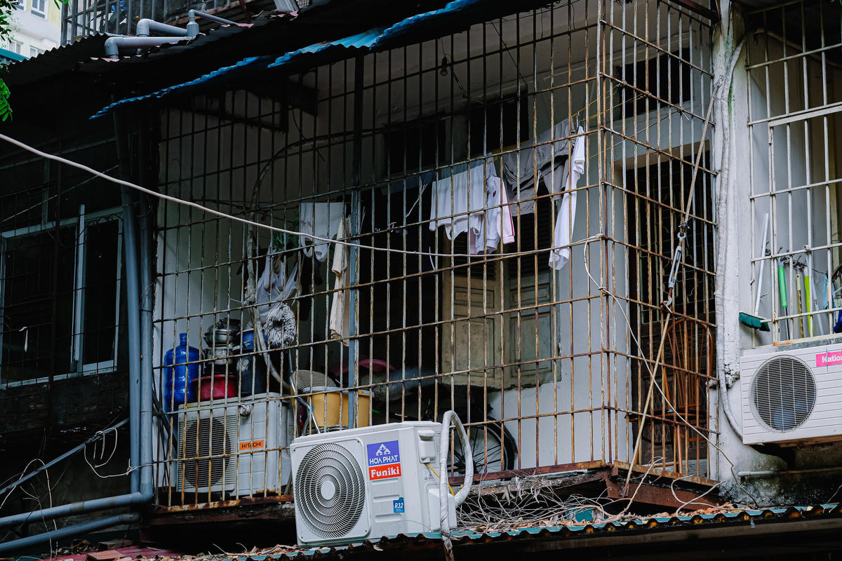 Việc bịt kín "chuồng cọp", đặt những vật dụng dễ gây cháy nổ như cục nóng điều hòa ngay khu vực phơi quần áo tiềm ẩn rất nhiều nguy hiểm.