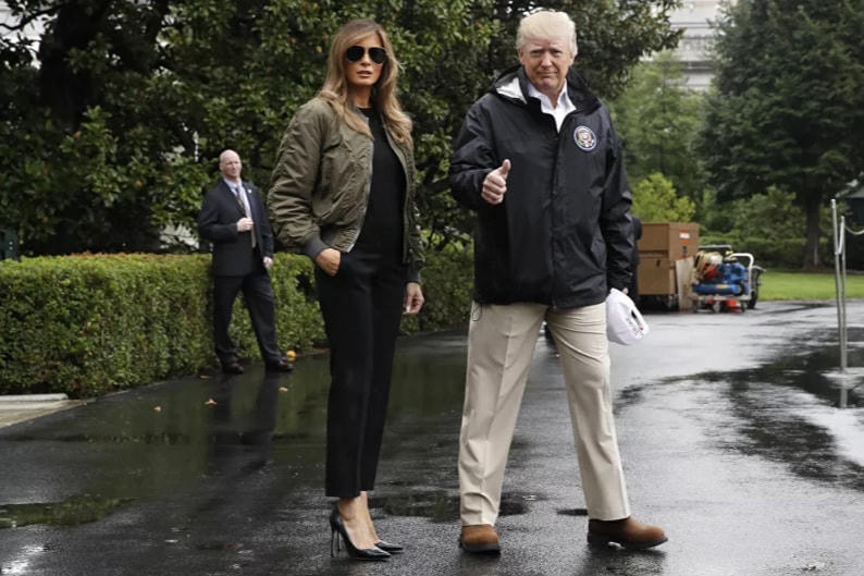 Ngày 29/8/2017, Tổng thống Donald Trump cùng Đệ nhất Phu nhân Melania chuẩn bị thực hiện một chuyến bay ngắn bằng Không lực Một đến Căn cứ Không quân Andrews, Maryland, sau đó đến Texas để khảo sát ứng phó với cơn bão Harvey. Nếu có một thông điệp được lấy từ tủ quần áo đậm hương vị nước ngoài của mình, có thể thấy, bà Melania Trump, người sinh ra ở Slovenia, đã không ngại đi ngược lại chương trình nghị sự “Nước Mỹ trên hết” của chồng và luôn tự hào với nguồn gốc của mình.