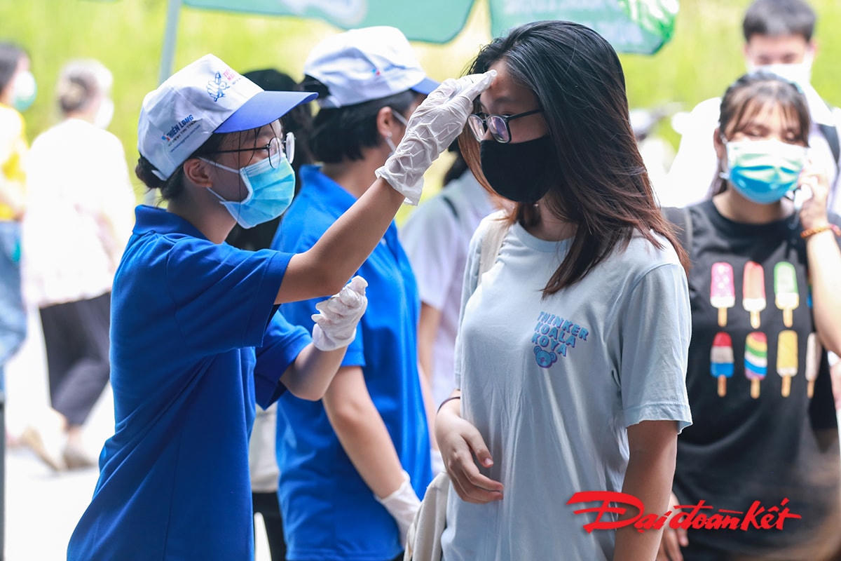 Thí sinh được kiểm tra thân nhiệt trước khi vào điểm thi.