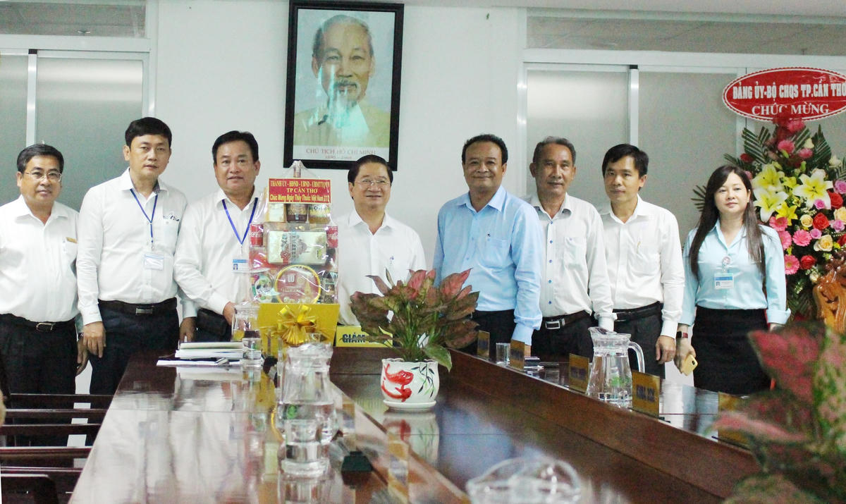 Chủ tịch UBND TP Cần Thơ Trần Việt Trường thăm Bệnh viện Nhi đồng Cần Thơ.