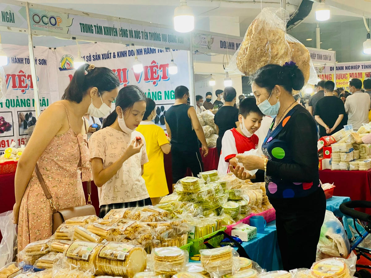 [ẢNH] Tưng bừng đêm khai mạc Hội chợ OCOP Quảng Ninh - Hè 2022