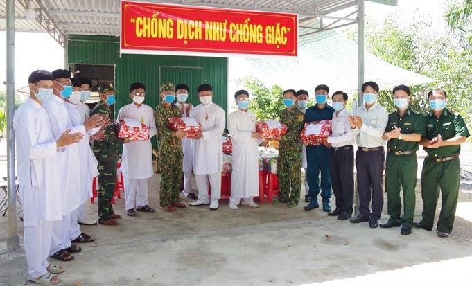 Ban đại diện Hội thánh Cao Đài Tây Ninh cùng Ban Cai quản các họ đạo trên địa bàn huyện Châu Thành tặng quà cán bộ, chiến sĩ tại Chốt kiểm soát phòng, chống dịch Covid-19 số 1, Đồn Biên phòng Ninh Điền. Ảnh: Lê Quân.