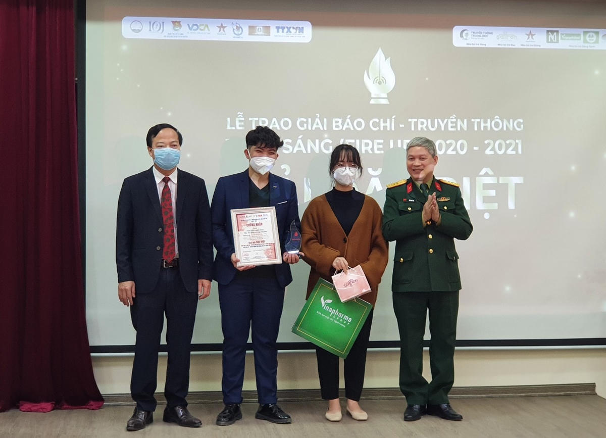 PGS.TS Mai Đức Ngọc và nhà báo Đỗ Phú Thọ trao giải Đặc biệt cho nhóm tác giả dự án "Học Bác lòng ta trong sáng hơn".