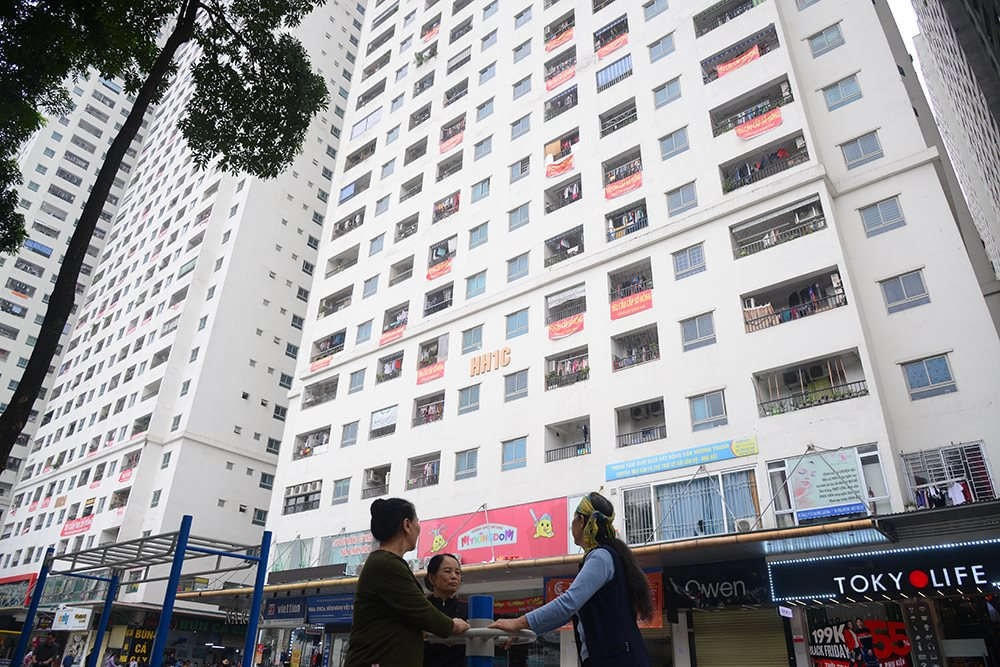 Ngoài việc treo banner, người dân có thể kiện CĐT nếu quá hạn cấp sổ hồng.