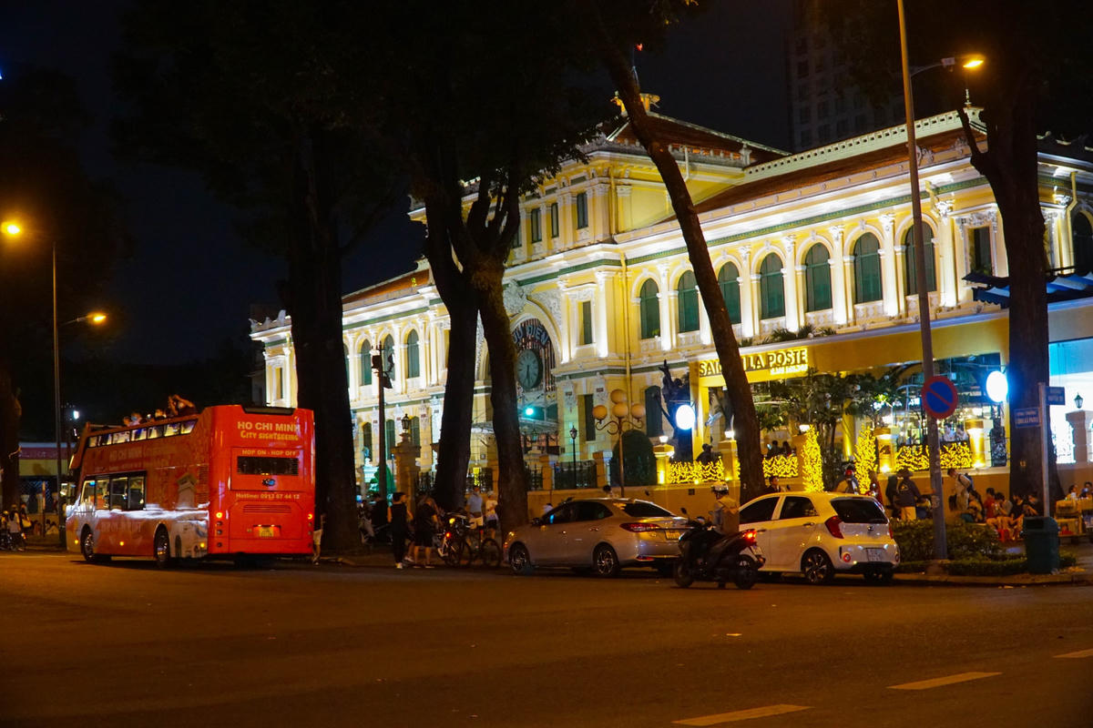 Bưu điện thành phố sáng đèn.