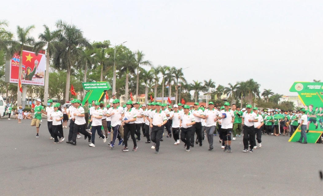 Các lãnh đạo tỉnh Quảng Nam chạy hưởng ứng tại lễ phát động.