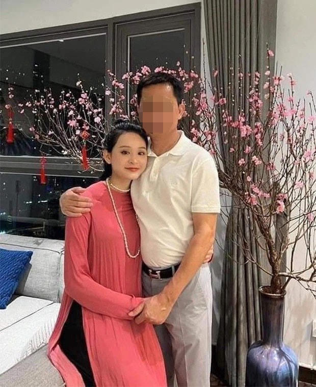 Bức hình thân mật của Hiền Hồ được lan truyền rộng rãi trên mạng xã hội. 
