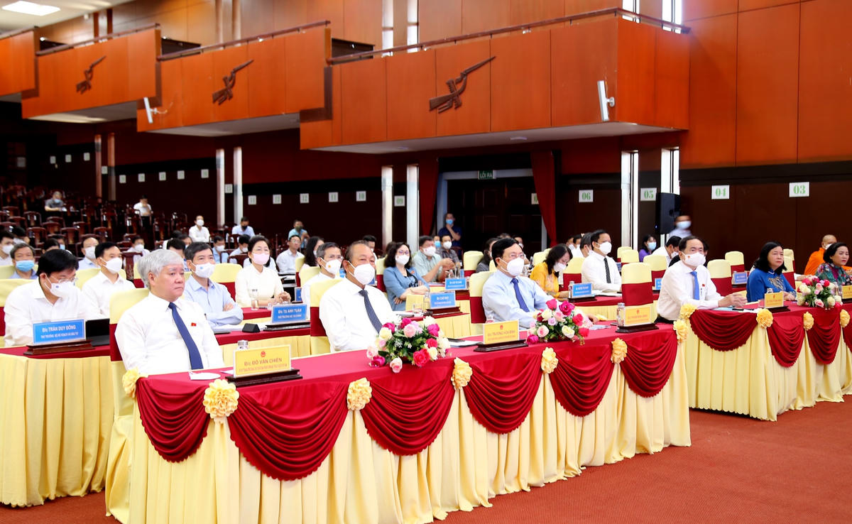 Chủ tịch UBTƯ MTTQ Việt Nam Đỗ Văn Chiến cùng các lãnh đạo dự hội thảo. 