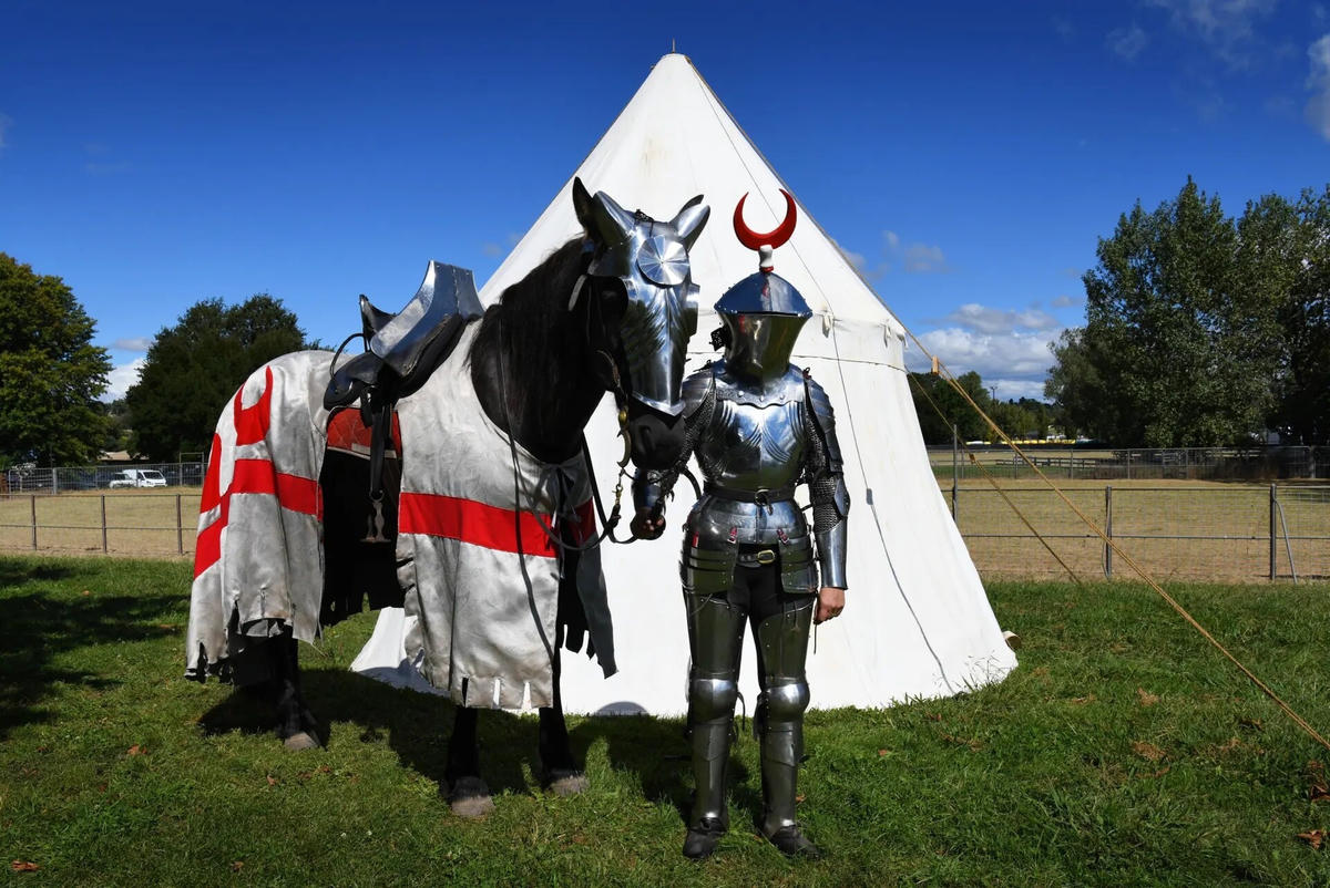 Một người tham gia jousting đang chờ đến lượt với con ngựa của mình trước khi tham gia vào sự kiện. Ảnh: The Guardian.