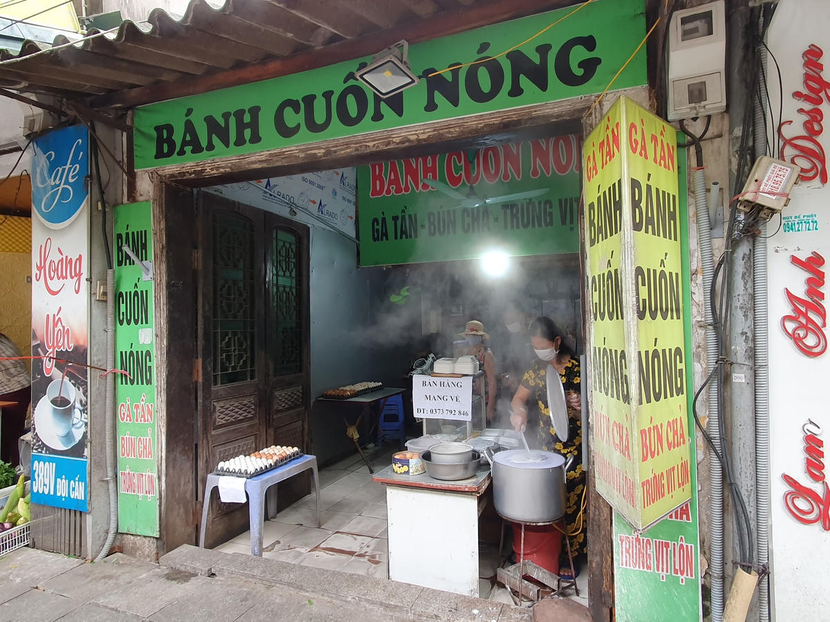 Trên đường Đội Cấn, bà Hoa đã tráng những mẻ bánh cuốn đầu tiên. Dù quy định mở bán bắt đầu từ 12h trưa nay, tuy nhiên ngay từ sáng đã có rất nhiều người hỏi mua.