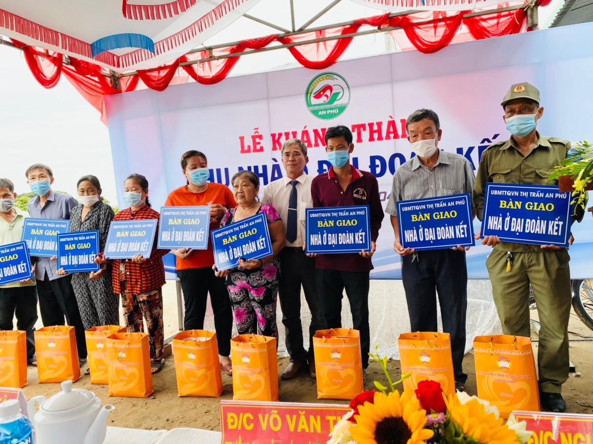 Dịp này lãnh đạo địa phương tặng quà chúc mừng và hỗ trợ cho bà con nhận nhà mới. 