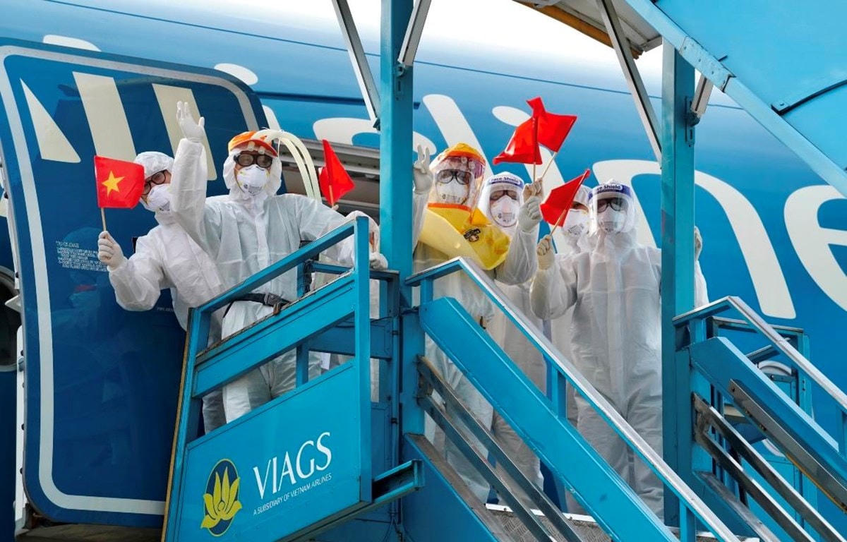 Chuyến bay của Vietnam Airlines đưa hơn 200 y bác sĩ cùng trang thiết bị y tế vào phía Nam chống dịch.