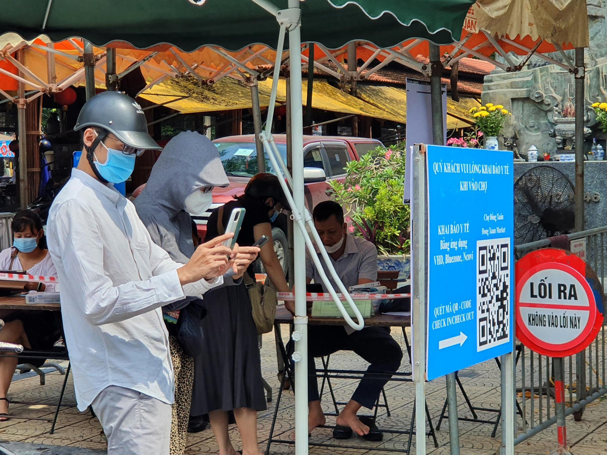 Công tác phòng, chống dịch cũng được thực hiện nghiêm túc. Tại mỗi lối vào chợ đều có lực lượng bảo vệ yêu cầu người dân khai báo y tế bằng cách quét QR Code.