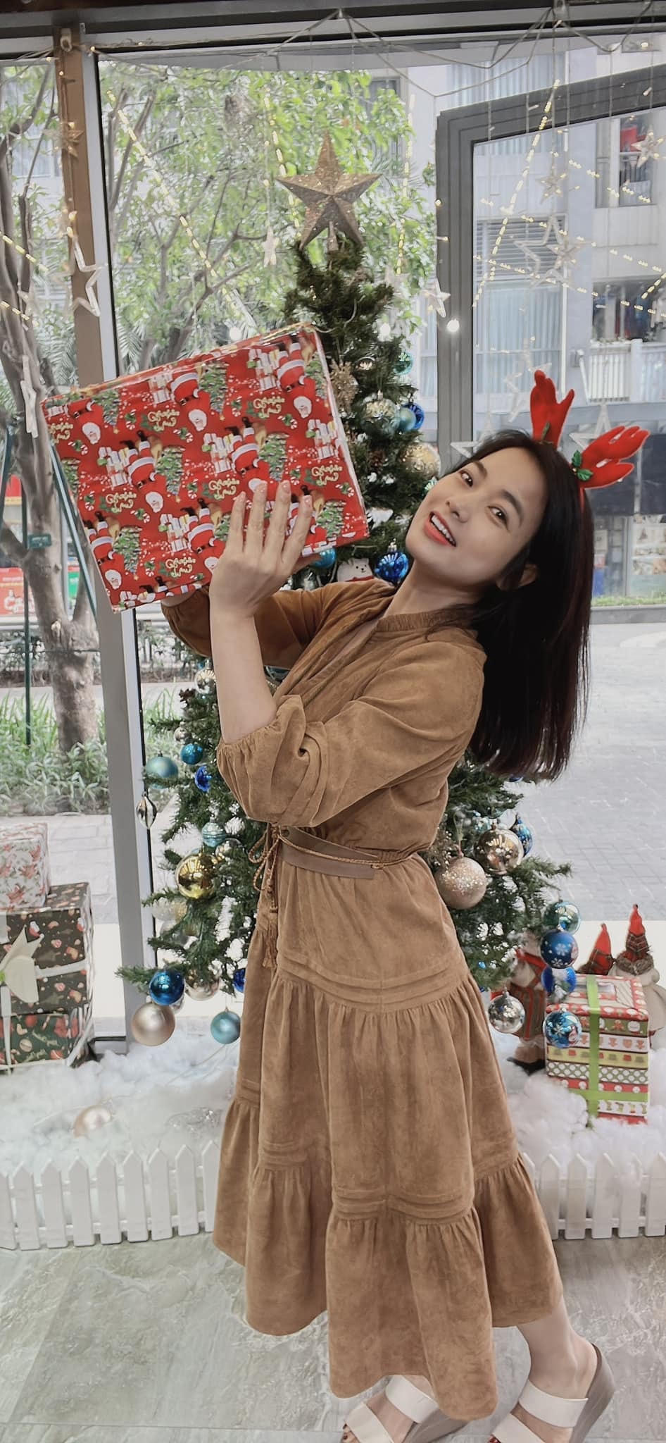 Ngoài nữ chính Anh Đào, vai chị bán hoa cũng gây chú ý bởi tạo hình chân chất, trong trẻo, lối diễn xuất tự nhiên cũng tạo được ấn tượng tốt với khán giả.