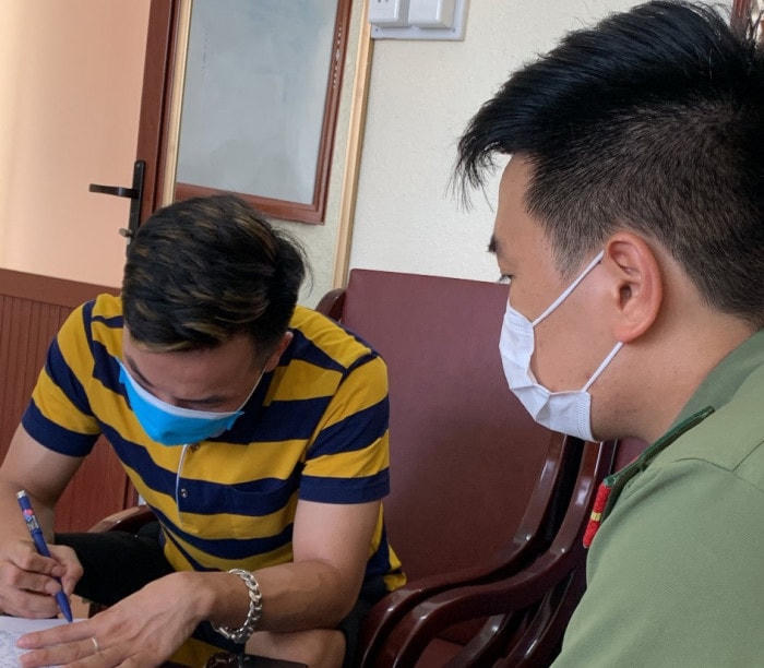 Tài xế Sơn tại Công an huyện Vân Đồn.