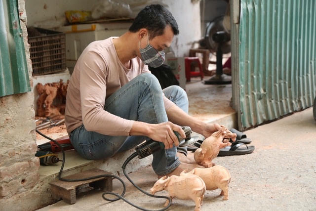 Anh Sâm hối hả làm để kịp hàng giao cho khách.  