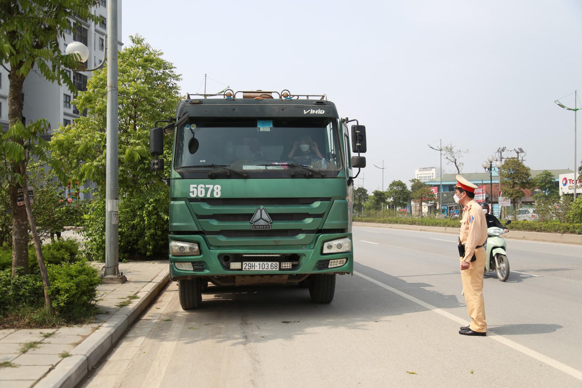 Theo ghi nhận của Đại Đoàn Kết Online, chiều 25/3, tổ công tác thuộc Đội CSGT số 6, Phòng CSGT, Công an TP Hà Nội, gồm Trung tá Bùi Nam Khánh làm tổ trưởng, cùng Đại úy Dương Thành Đạt và Thượng úy Lê Văn Hưng làm nhiệm vụ tuần tra, kiểm soát lưu động trên tuyến đường 70, đoạn qua KĐT Hateco Apolo (phường Xuân Phương, quận Nam Từ Liêm).
