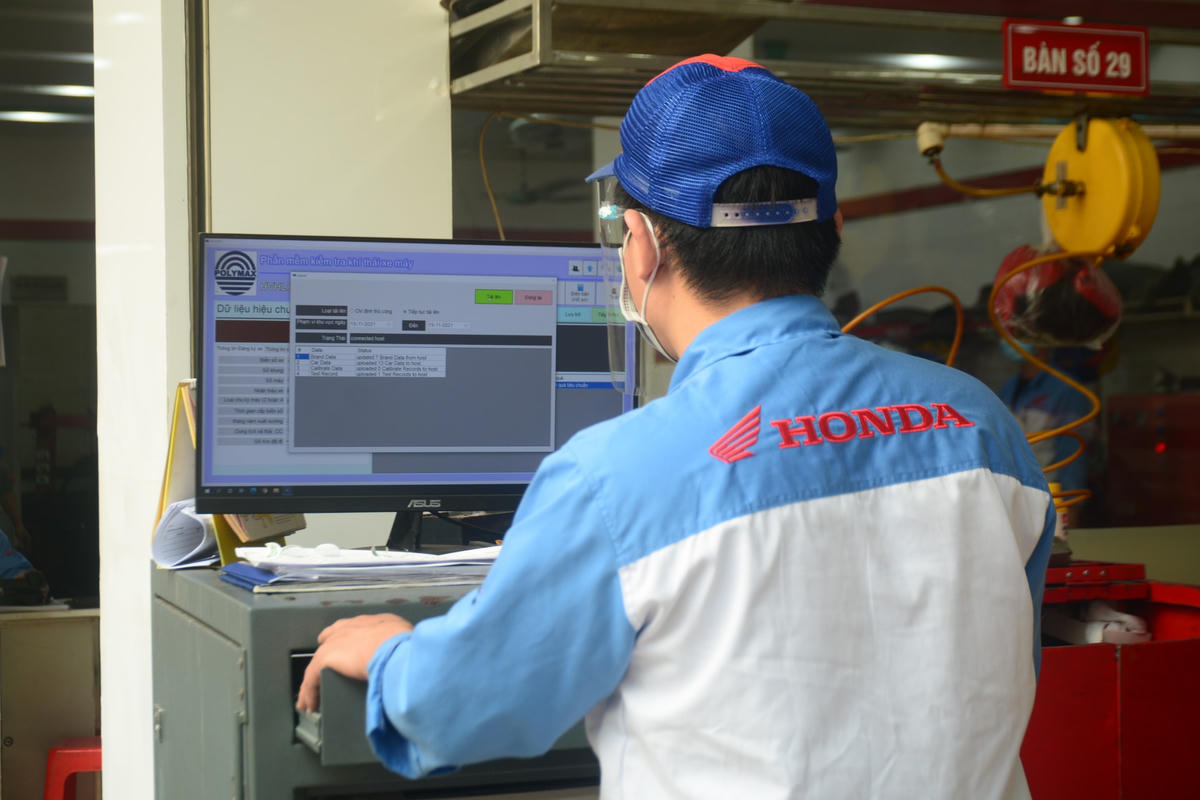 Sau khi kiểm tra xe máy, màn hình máy tính sẽ hiển thị các thông số khi đo lượng khí thải.