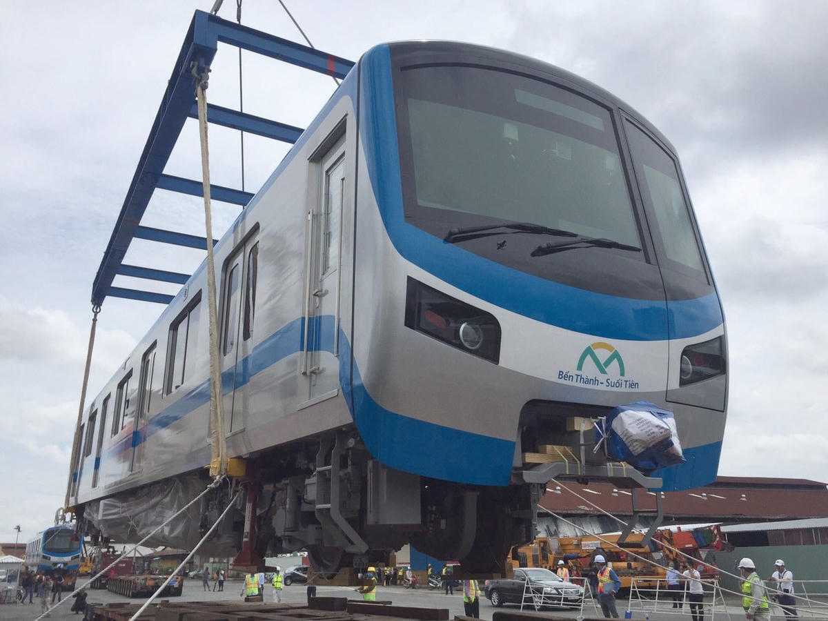 Đoàn tàu metro số 1 về TP HCM.