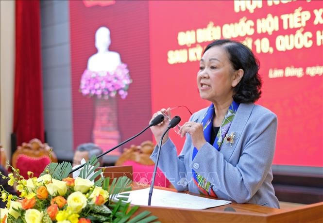 Bà Trương Thị Mai, Ủy viên Bộ Chính trị, Bí thư Trung ương Đảng, Trưởng ban Dân vận Trung ương trả lời và giải đáp các kiến nghị của cử tri sáng 23/11.  Ảnh: TTXVN.