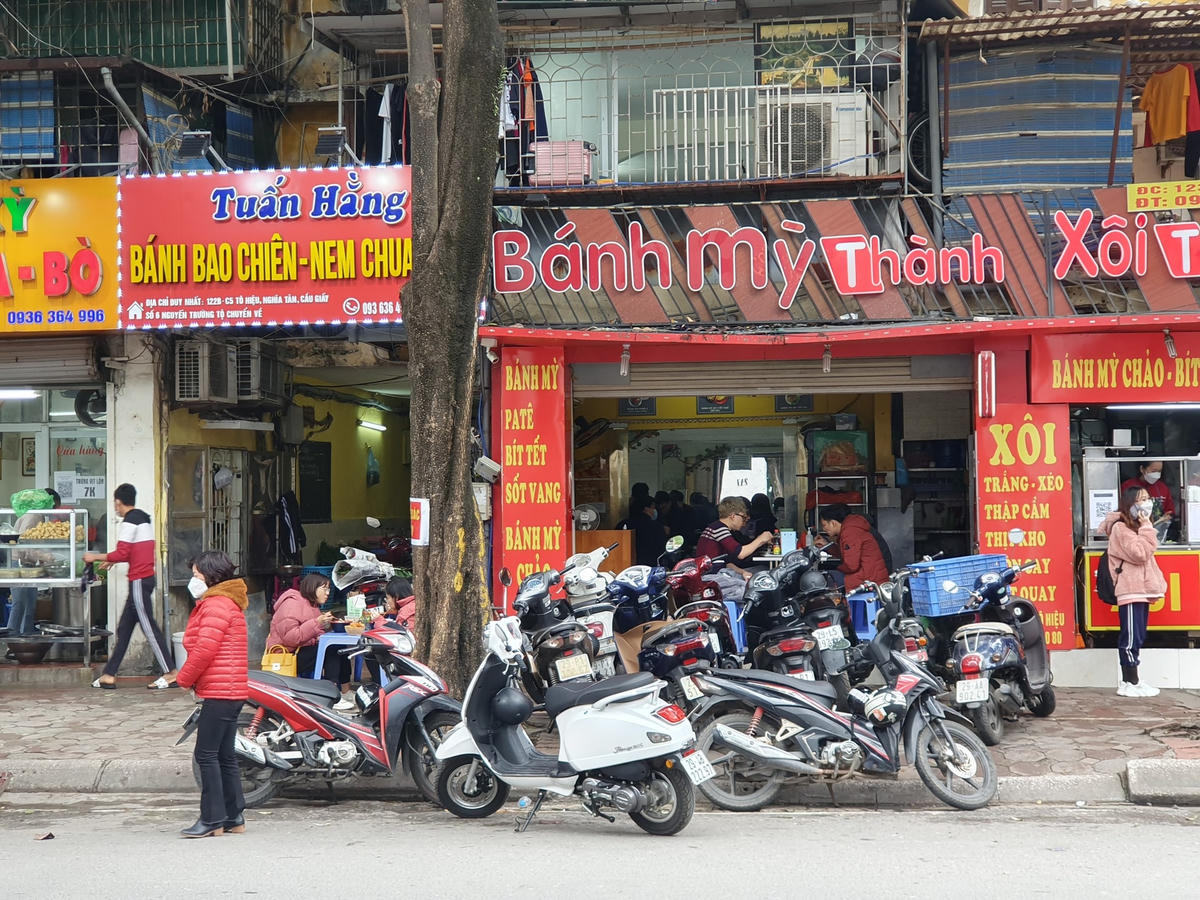 Vì lượng khách đông, xe máy được sắp xếp tràn ra cả lòng đường.