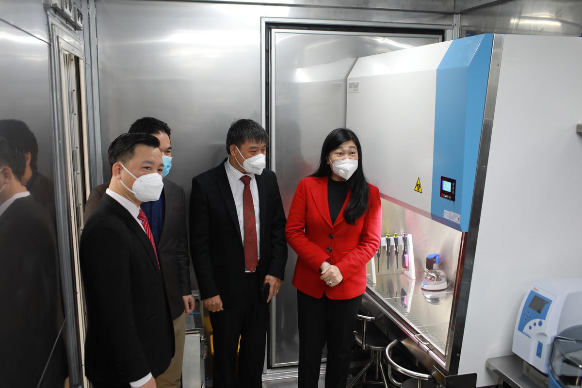 Các đại biểu tham quan xe xét nghiệm lưu động.