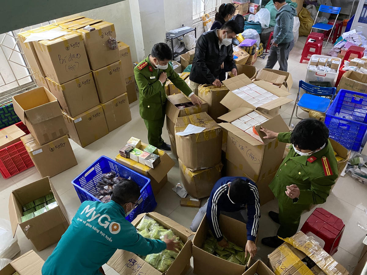 Hơn 5.700 hộp tăng, giảm cân không rõ nguồn gốc. Ảnh: Công an cung cấp.