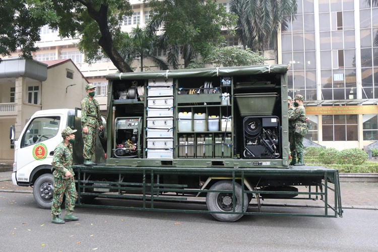 Cán bộ, chiến sỹ Binh chủng Hóa học làm công tác chuẩn bị và kiểm tra trang thiết bị cho việc phun khử khuẩn.