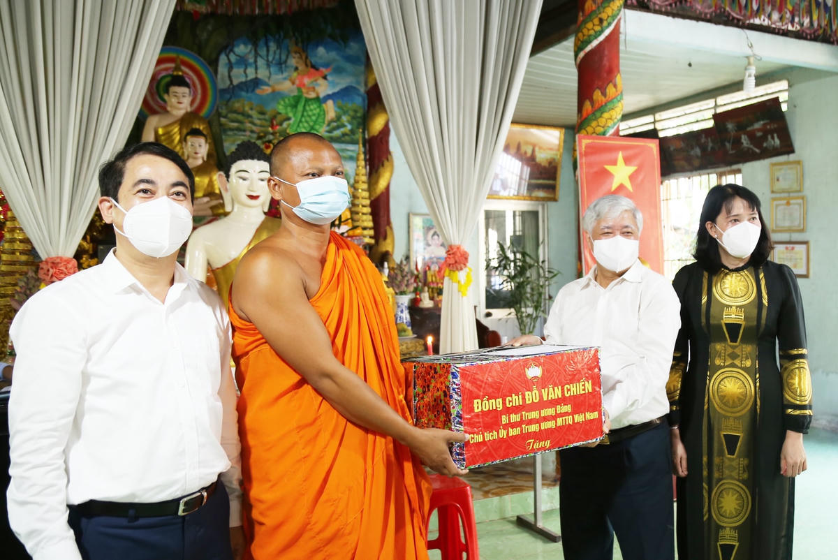 Chủ tịch Đỗ Văn Chiến cùng lãnh đạo tỉnh thăm hỏi tặng quà Tết Chol Chnam Thmay tại Hội đoàn kết sư sãi yêu nước tỉnh Hậu Giang đặt tại điểm chùa SaSàNáRăngXây ở phường 4, TP Vị Thanh.
