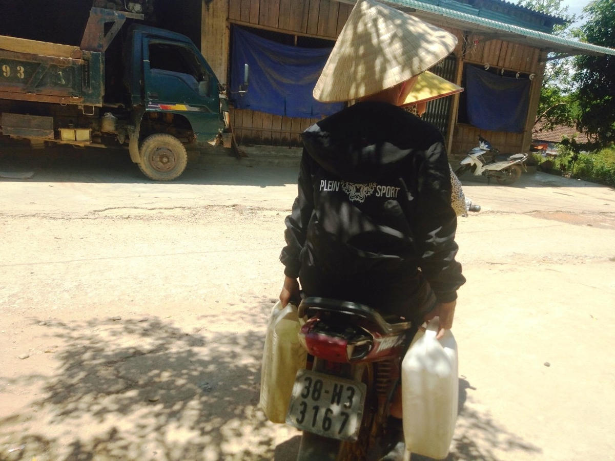 Nỗi khổ của người dân chảo lửa Hương Khê là phải đi xin từng can nước về sinh hoạt.