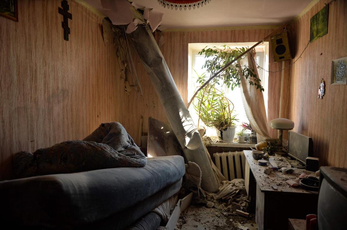 Một căn hộ sau cuộc pháo kích gần đây ở ngoại ô phía bắc Kharkiv, Ukraine. Ảnh: Sergey Bobok / AFP / Getty Images.